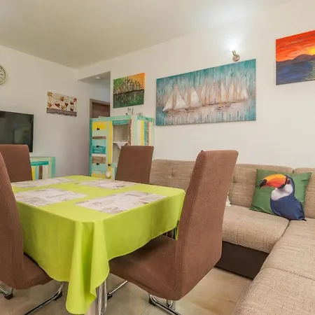 3 Bedroom Lovely In Бибинье