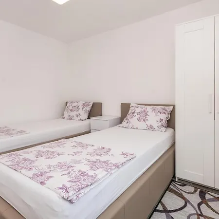 3 Bedroom Lovely In * Бибинье