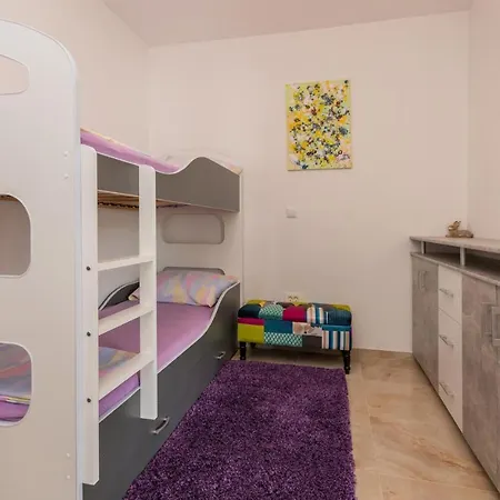Апартаменты 3 Bedroom Lovely In *