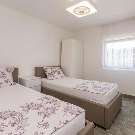 Апартаменты 3 Bedroom Lovely In