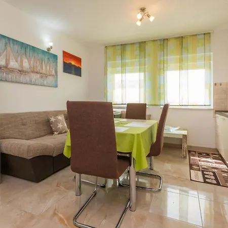 3 Bedroom Lovely In 아파트 *