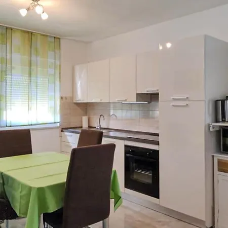 3 Bedroom Lovely In Apartamento Bibinje